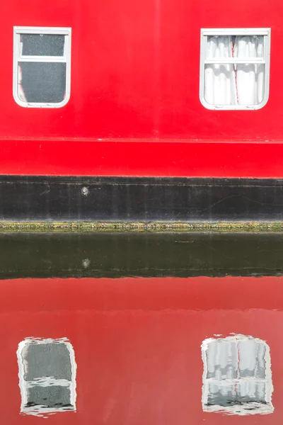 Woonboot weerspiegeling in het water — Stockfoto
