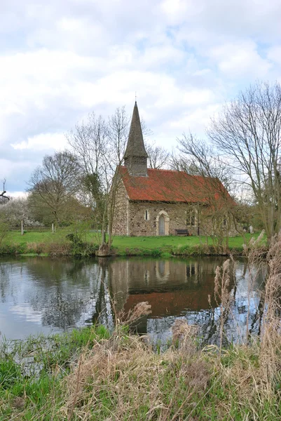 Церковь по реке — стоковое фото