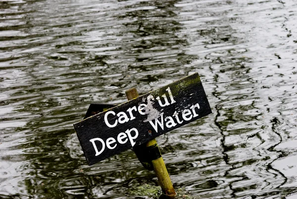 Знак попередження про глибоку воду — стокове фото