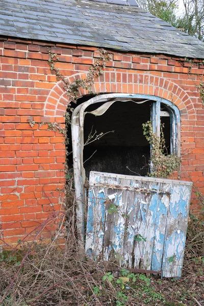 Edificio de granja abandonado —  Fotos de Stock