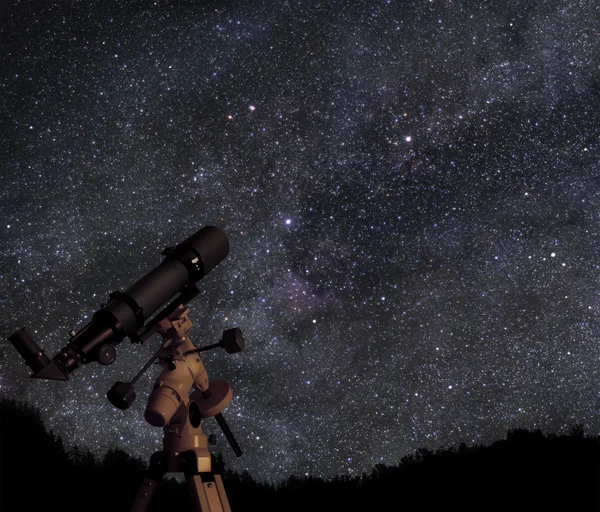 Teleskop och stjärnklar himmel — Stockfoto
