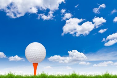 Yeşil çimlerin üzerinde golf topu