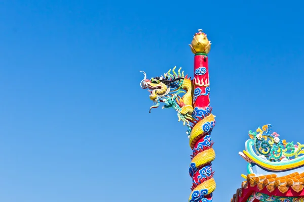 Estátua do dragão contra o céu azul no templo chinês — Fotografia de Stock