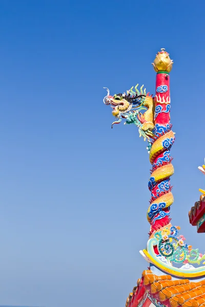 反对在中国寺庙中的蓝色天空龙雕像 — 图库照片
