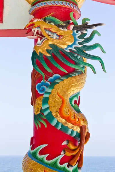 Dragon standbeeld tegen blauwe hemel in chinese tempel — Stockfoto