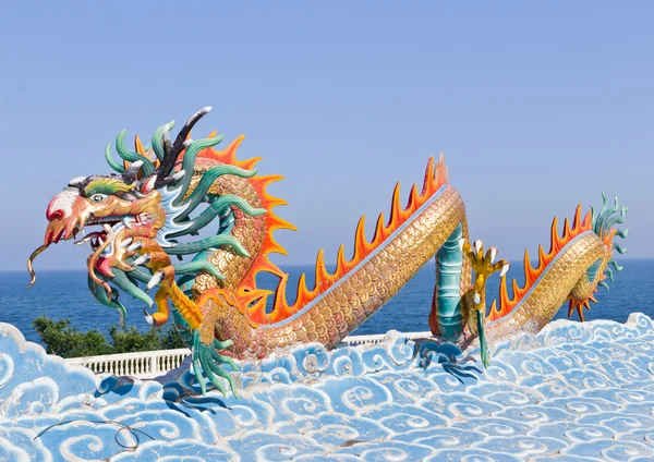 Estátua do dragão contra o céu azul no templo chinês — Fotografia de Stock