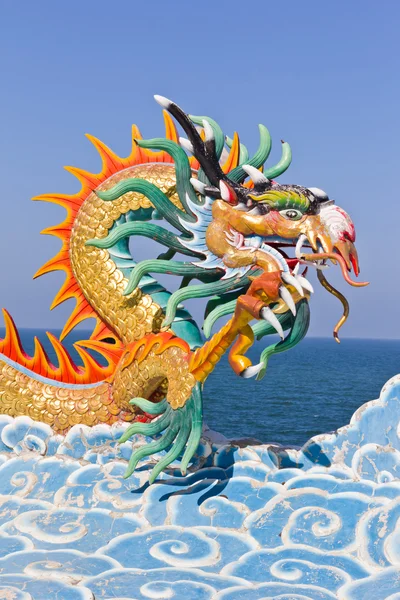 中国の寺院での青い空を背景の龍の像 — ストック写真