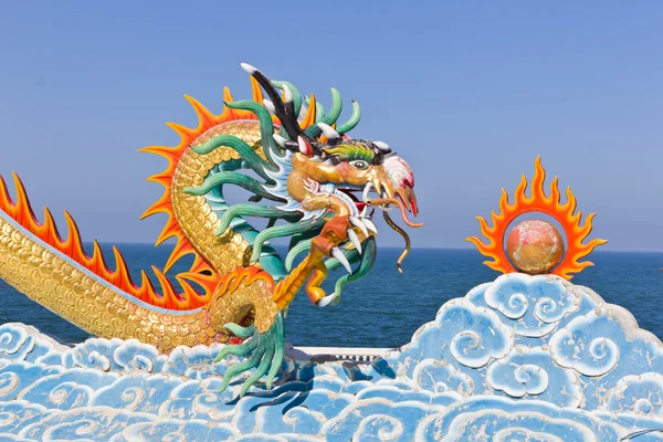 Drachenstatue gegen blauen Himmel in chinesischem Tempel — Stockfoto