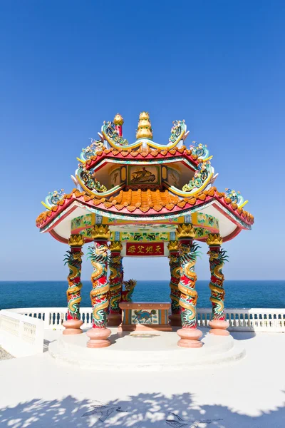 Drachenpavillon gegen blauen Himmel in chinesischem Tempel — Stockfoto