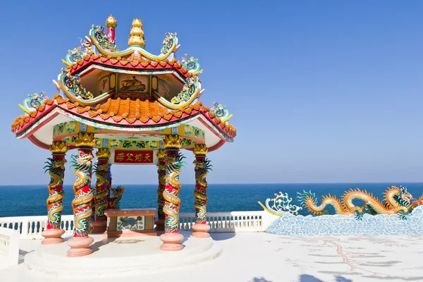 Pavilhão do dragão contra o céu azul no templo chinês — Fotografia de Stock