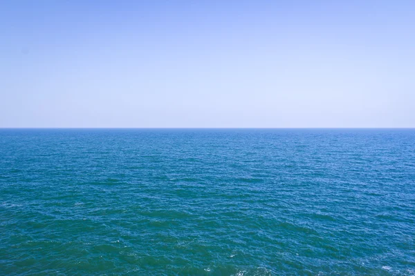 Piękne morze i błękitne niebo — Zdjęcie stockowe