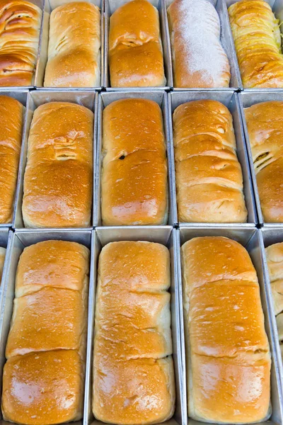 Fila de pan en caja de metal —  Fotos de Stock