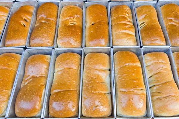 Fila de pan en caja de metal —  Fotos de Stock