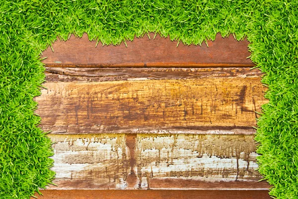 木製の背景に緑の草 — ストック写真