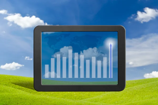 Tablet-PC auf der grünen Wiese — Stockfoto