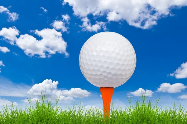 Yeşil çimlerin üzerinde golf topu — Stok fotoğraf