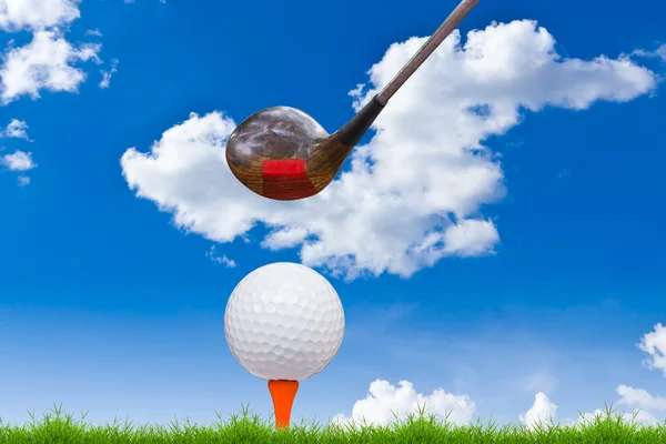 Golfbal en stuurprogramma op groen gras — Stockfoto
