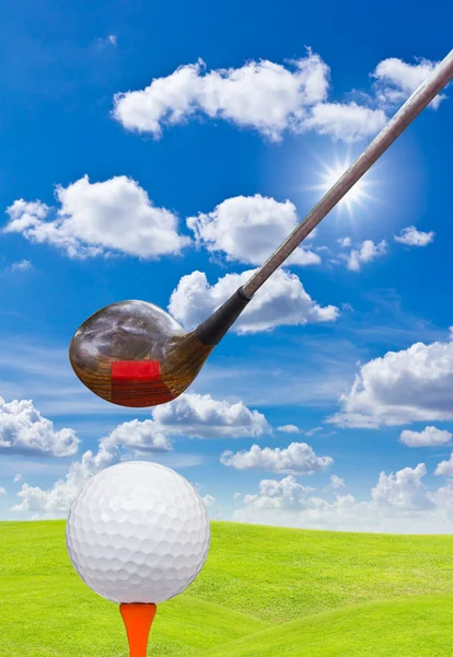Μπάλα του γκολφ και το πρόγραμμα οδήγησης για την πράσινη χλόη — Φωτογραφία Αρχείου