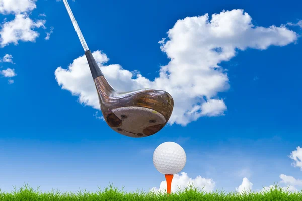 高尔夫球场球和在绿色草地上的驱动程序 — 图库照片