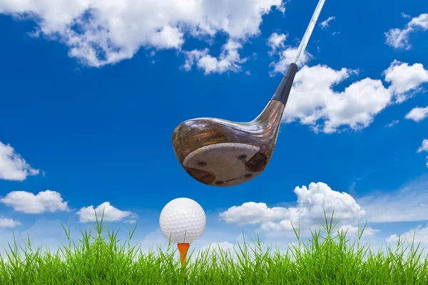 Golfbal en stuurprogramma op groen gras — Stockfoto