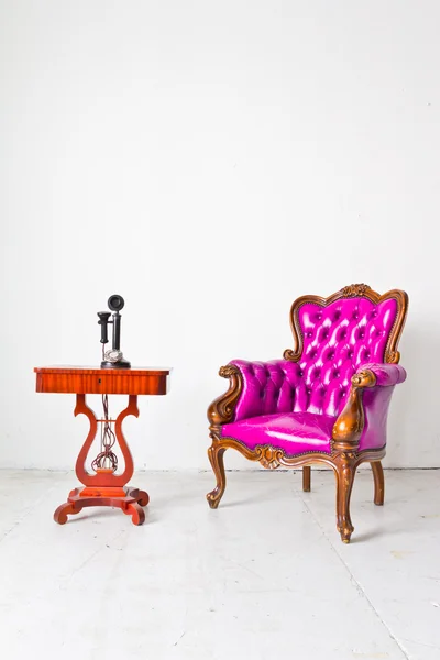 Poltrona de luxo vintage e telefone no quarto branco — Fotografia de Stock