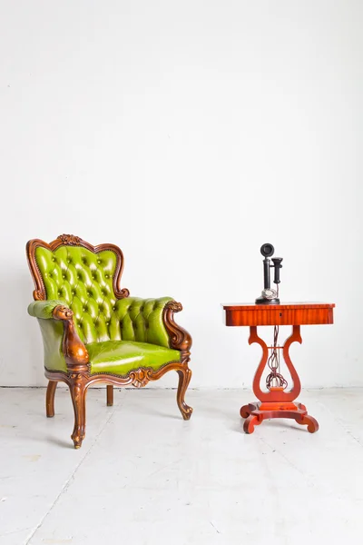 Vintage-Luxus-Sessel und Telefon im weißen Zimmer — Stockfoto