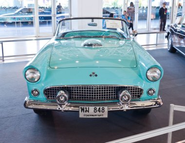 Klasik Otomobil ford thunderbird görüntülemek Tayland uluslararası m.