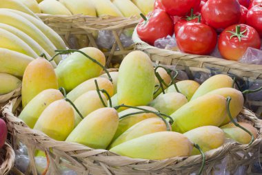 bambu sepet içinde sarı mango