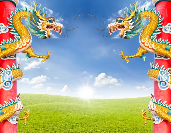 Estátua do dragão contra o céu azul — Fotografia de Stock