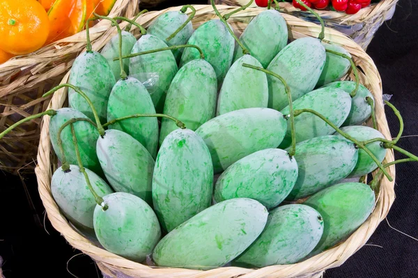 Zelené mango v bambusové koše — Stock fotografie