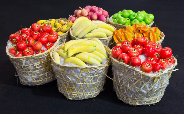 Odmiany owoców w bambusowym koszyku — Zdjęcie stockowe
