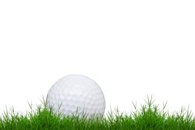 Golf topu izole yeşil çimenlerin üzerinde