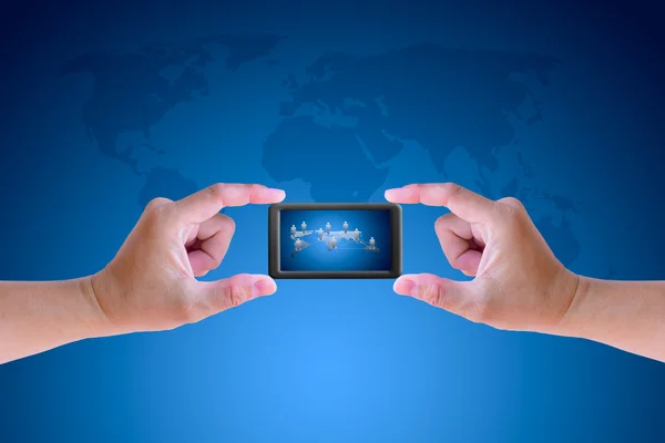 Hand met mobiele telefoon en sociaal netwerk — Stockfoto