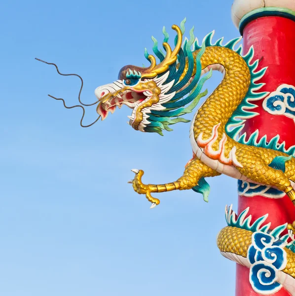 Çin tapınağındaki ejderha heykeli — Stok fotoğraf