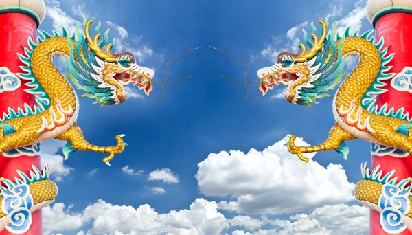Drachenstatue vor blauem Himmel — Stockfoto