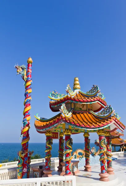 Pabellón de dragón contra el cielo azul en templo chino —  Fotos de Stock