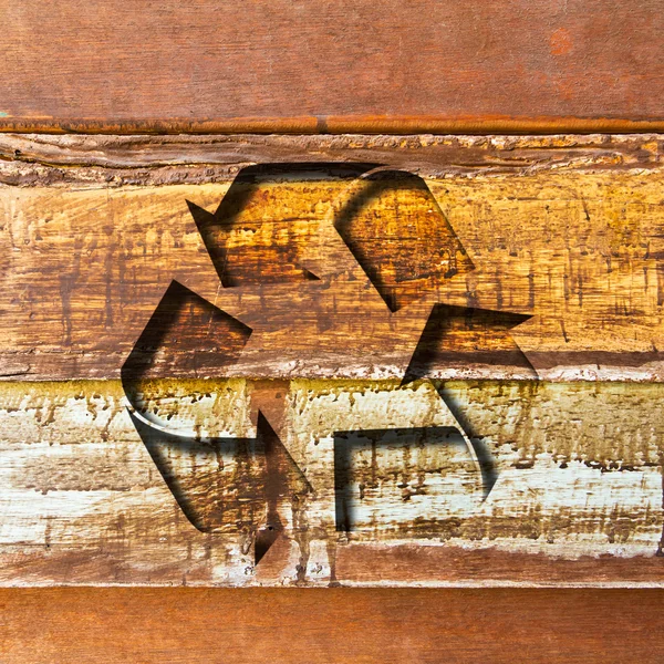 Cartel de reciclaje sobre fondo de madera — Foto de Stock