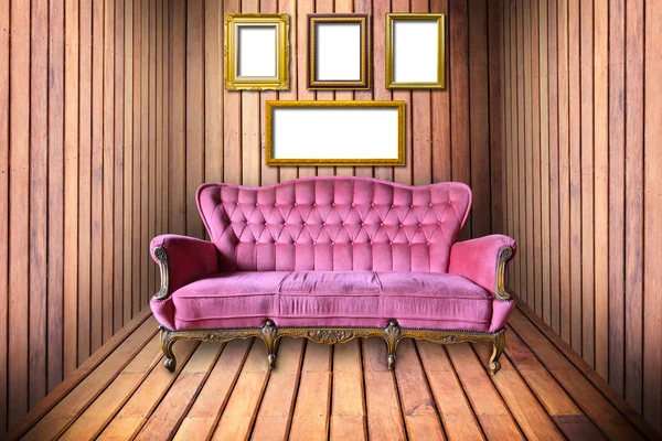 Роскошное кресло и фоторамка в деревянном помещении — стоковое фото