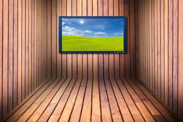 Широкоэкранный телевизор в деревянной комнате — стоковое фото