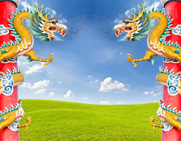 Dragon staty mot blå himmel — Stockfoto