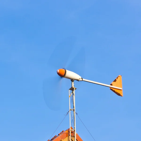 Turbina eólica no telhado — Fotografia de Stock
