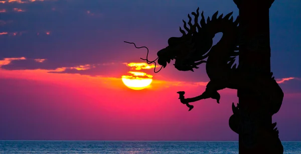 Silhueta de dragão e pôr do sol no mar — Fotografia de Stock