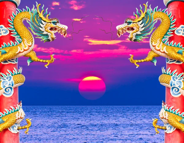Статуя дракона і захід сонця — стокове фото