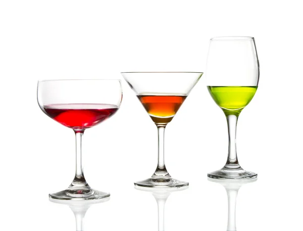 Sklenice na víno a barevný koktejl, samostatný — Stock fotografie