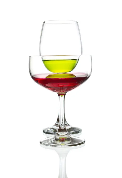 ワイングラスと赤いカクテル分離 — ストック写真
