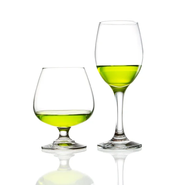 Вино стекла и зеленый коктейль изолированы — стоковое фото
