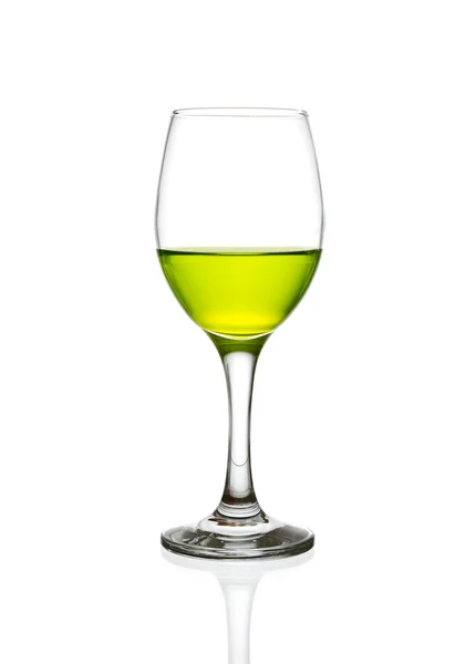 Glas wijn en groen cocktail geïsoleerd — Stockfoto