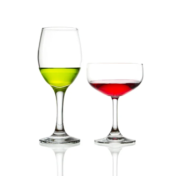 Sklenice na víno zelené a červené koktejlové izolované — Stock fotografie