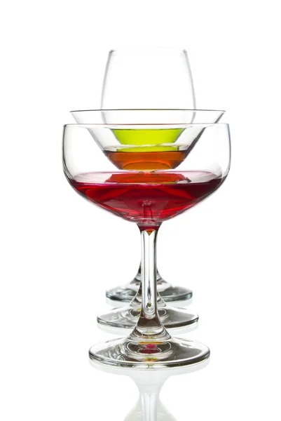 玻璃酒杯和红色鸡尾酒隔离 — 图库照片