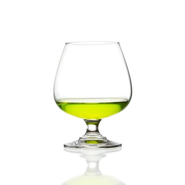 Sklenice na víno a zelený koktejl izolované — Stock fotografie